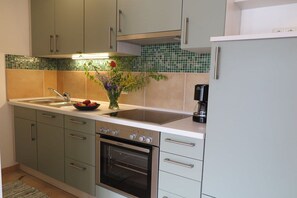 A kitchen with a built-in oven, a sink, and a coffee maker. - Holiday apartment in Salem with swimming pool (Salem)