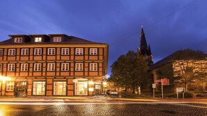 Ein Gebäude mit vielen Fenstern und einem gut sichtbaren Eingang.