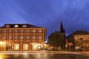 En byggnad med flera fönster och en tydligt markerad entré.