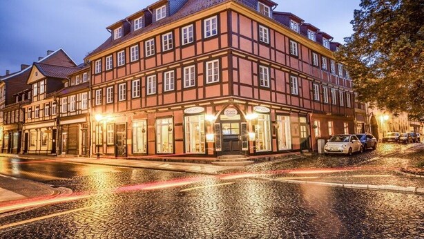 Ein klassisches europäisches Gebäude mit einer symmetrischen Fassade, zahlreichen Fenstern und einem zentralen Eingang.