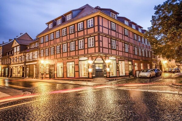 En traditionell europeisk byggnad med en symmetrisk fasad, flera fönster och en central entré.