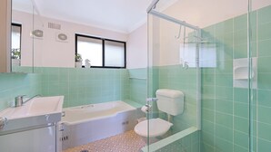 Bathroom - Pacific Court 10 by HolidayCo. (THE ENTRANCE)