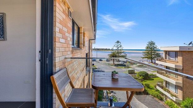 Outdoor dining - Pacific Court 10 by HolidayCo. (THE ENTRANCE)