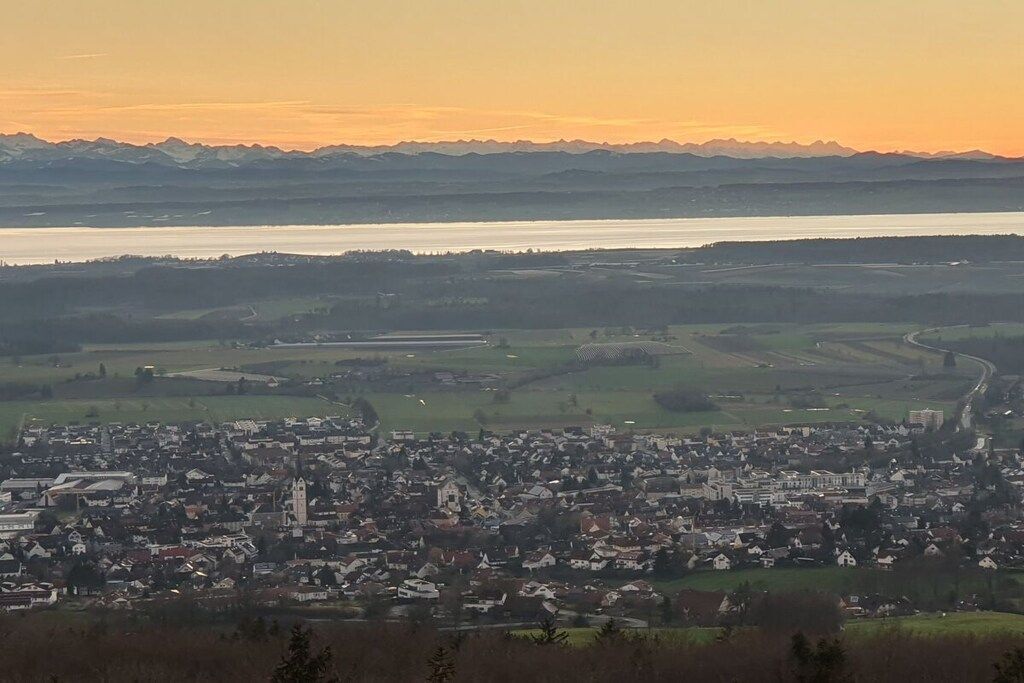 Une ville avec une église imposante et une rivière en arrière-plan.