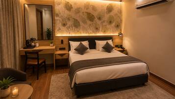 Una habitación de hotel moderna con cama, escritorio, silla y un espejo grande.