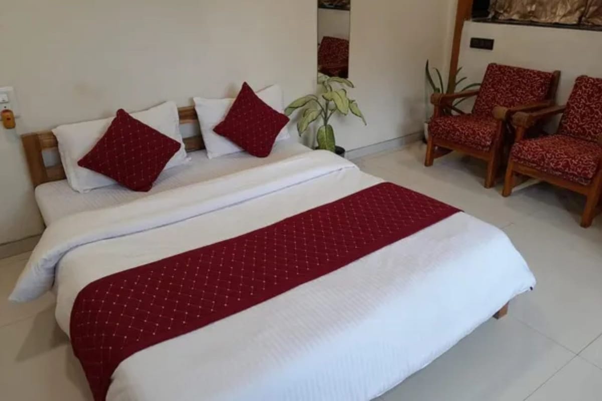 Deluxe Room | Egyptian cotton sheets, premium bedding, in-room safe, desk
