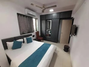 Executive Room | Egyptian cotton sheets, premium bedding, in-room safe, desk - Fabhotel Agrawal Bhawan (Mumbai)