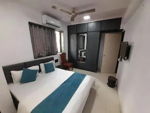 Executive Room | Egyptian cotton sheets, premium bedding, in-room safe, desk - Fabhotel Agrawal Bhawan (Mumbai)