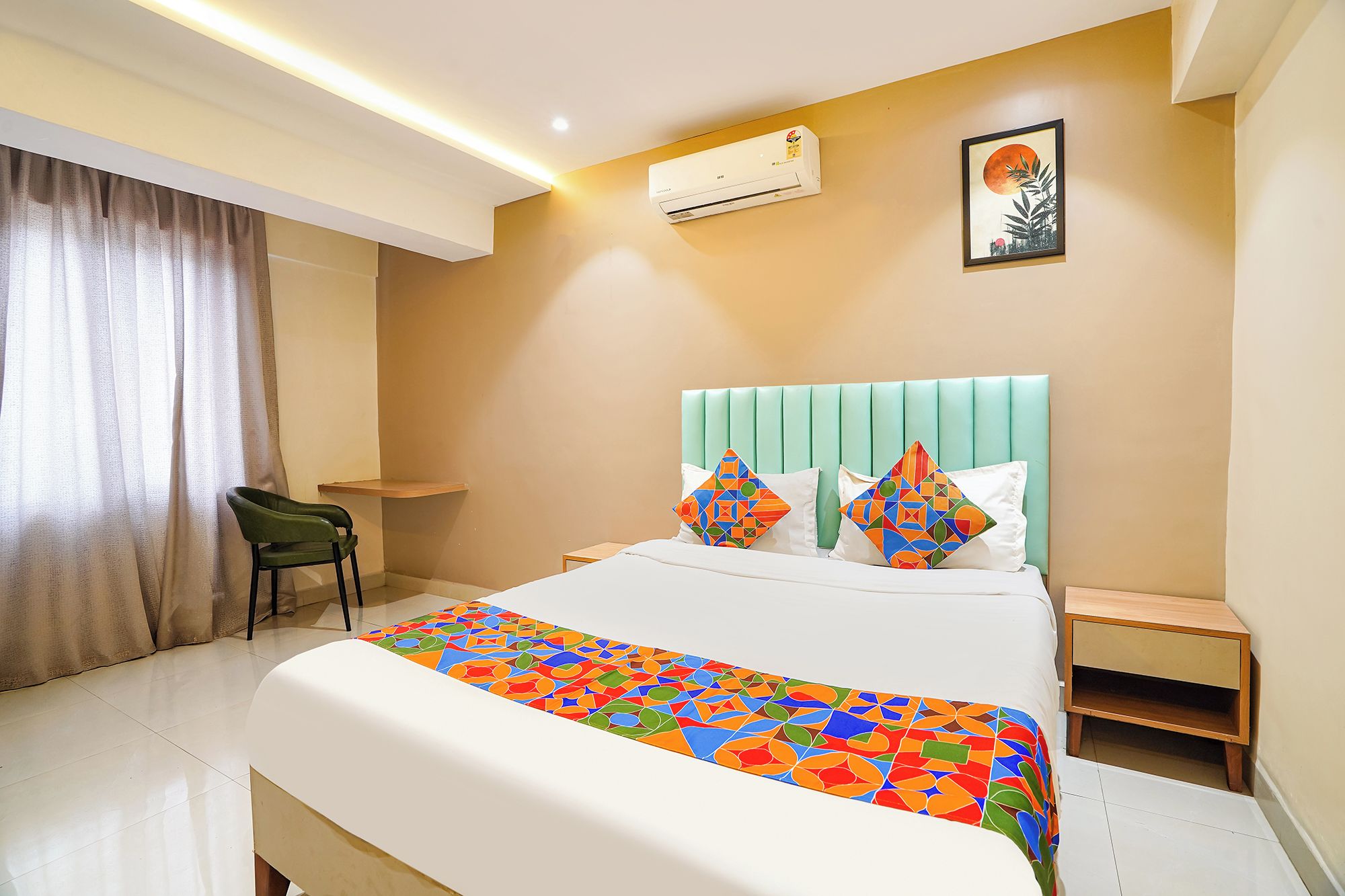 Une chambre d’hôtel comprenant un lit, une chaise, une table de chevet, un climatiseur fixé au mur et un tableau encadré.