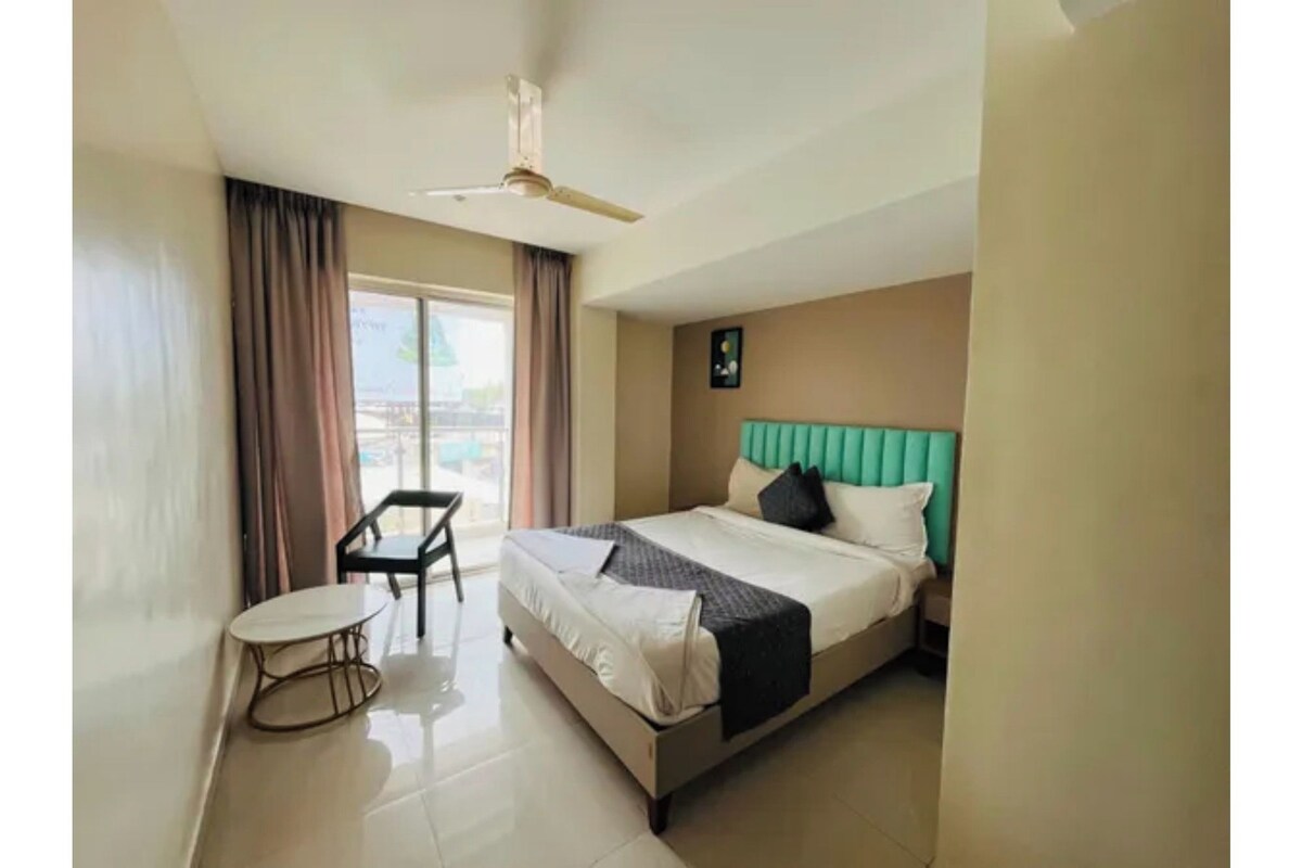 Premium Room | Egyptian cotton sheets, premium bedding, in-room safe, desk