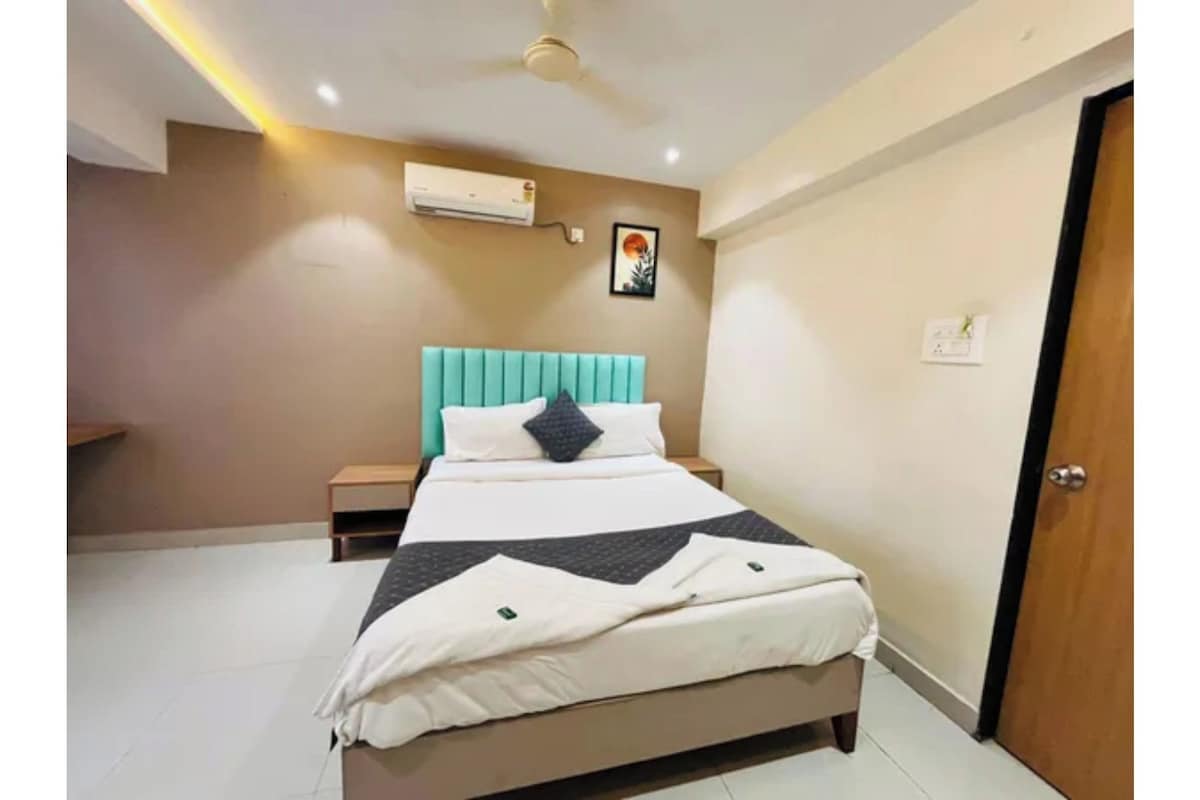 Deluxe Room | Egyptian cotton sheets, premium bedding, in-room safe, desk