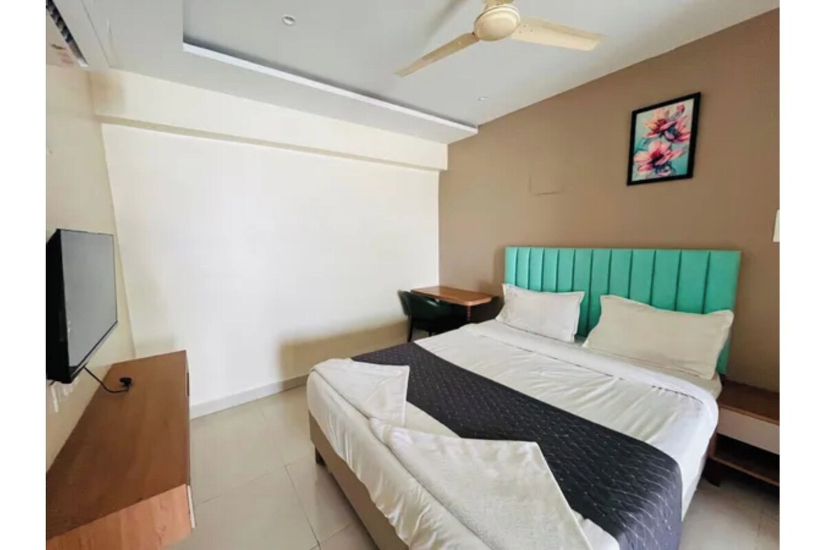 Executive Room | Egyptian cotton sheets, premium bedding, in-room safe, desk