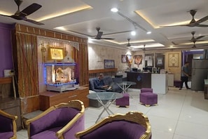 Lobby sitting area - Fabhotel Rudraksh Inn (Indore)
