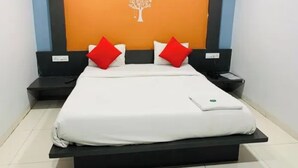 Premium Room | Egyptian cotton sheets, premium bedding, in-room safe, desk - Fabhotel Relax Inn (Dewas)