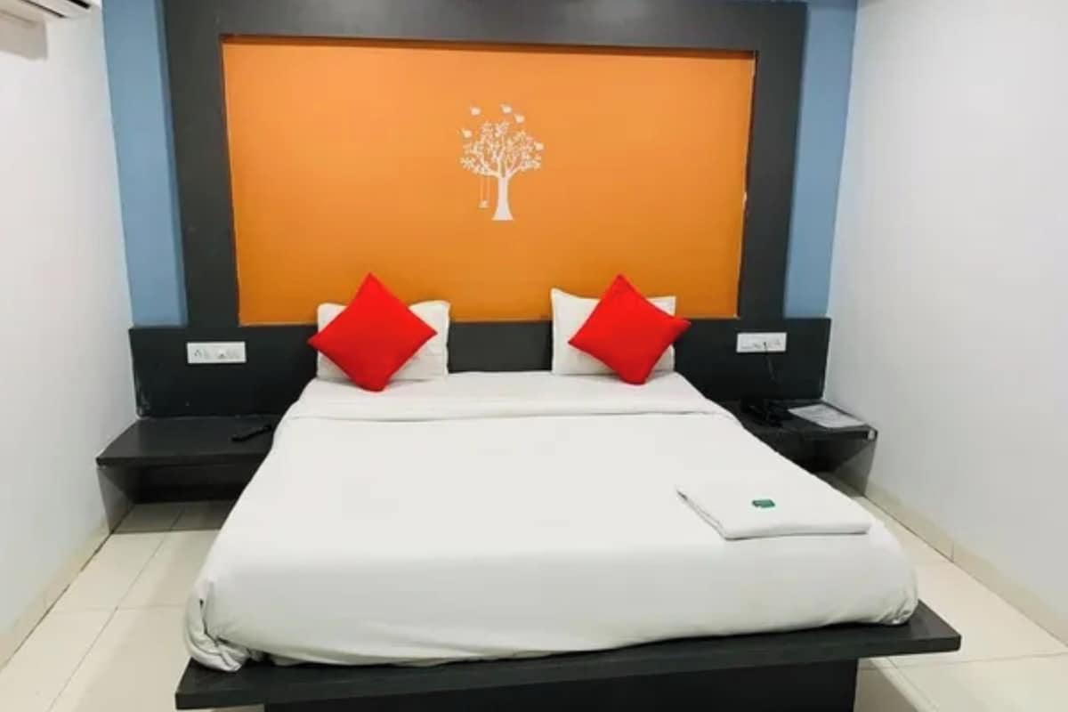 Premium Room | Egyptian cotton sheets, premium bedding, in-room safe, desk
