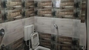 Shower, rainfall showerhead, free toiletries, towels - Fabhotel Relax Inn (Dewas)