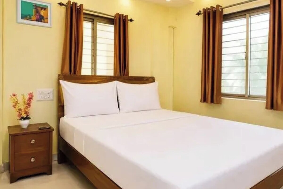 Deluxe Room | Egyptian cotton sheets, premium bedding, in-room safe, desk