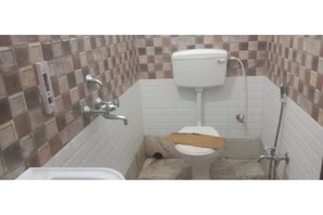 Douche, douche à « effet pluie », articles de toilette gratuits