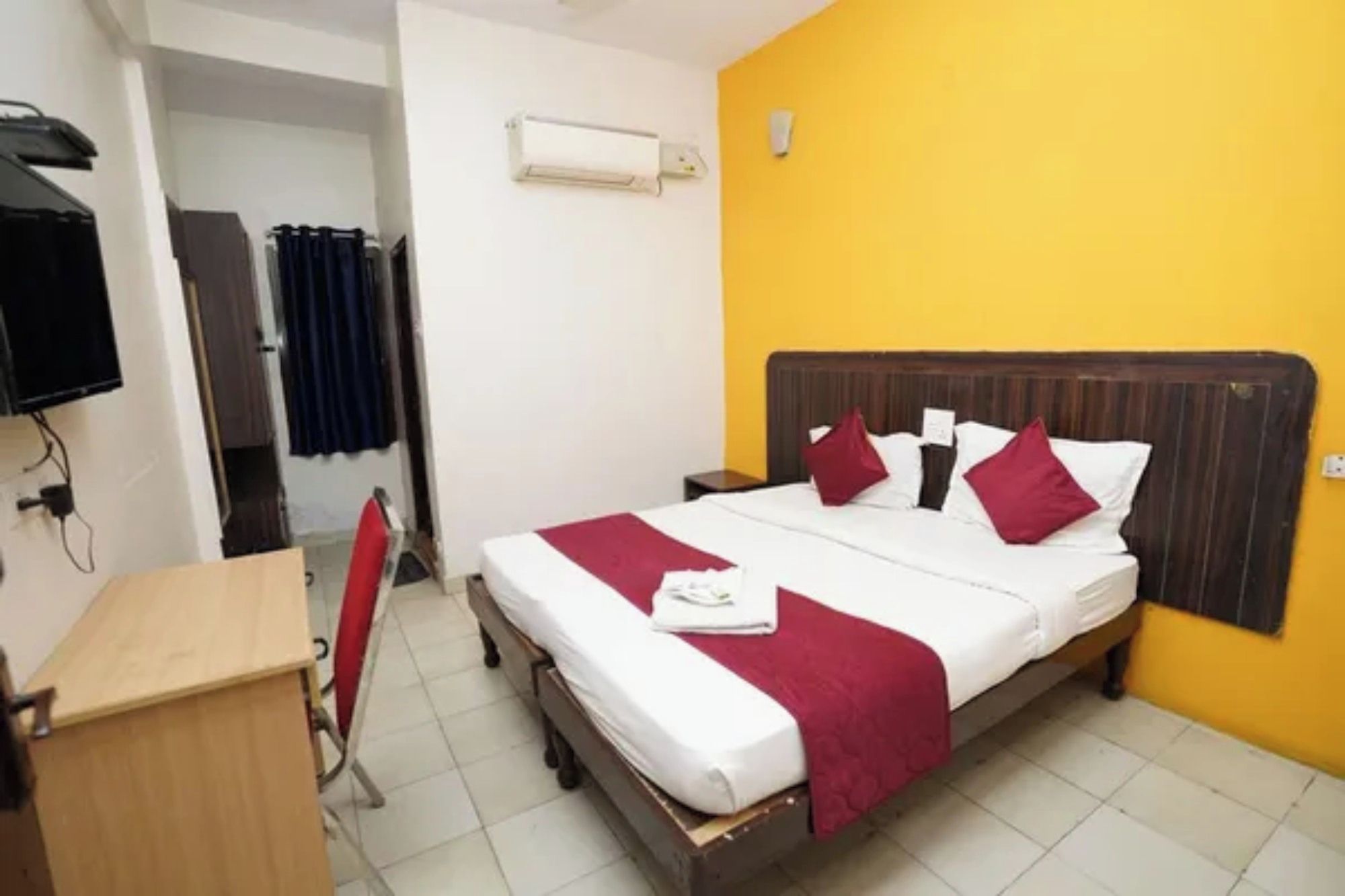 Deluxe Room | Egyptian cotton sheets, premium bedding, in-room safe, desk