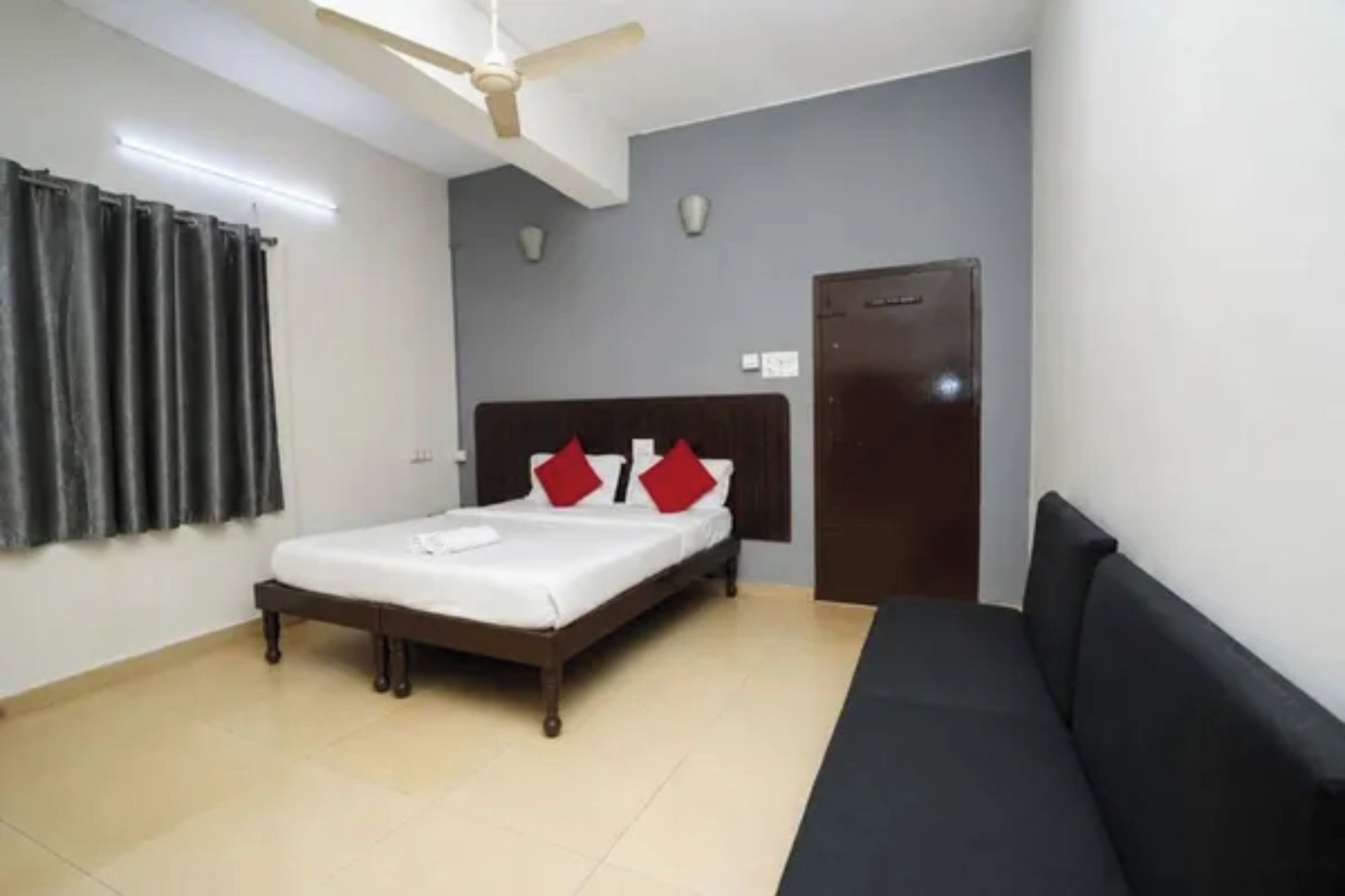 Egyptian cotton sheets, premium bedding, in-room safe, desk
