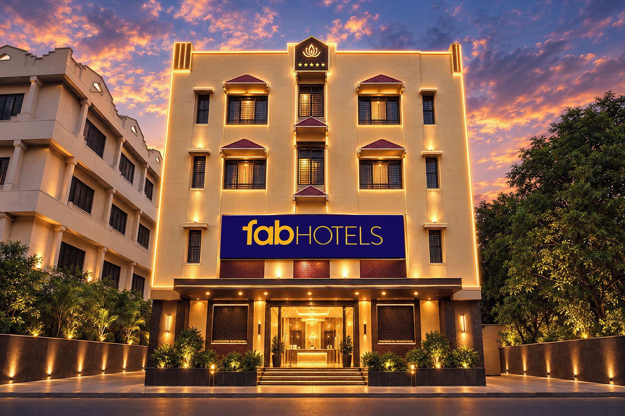 Um hotel com vários andares e um destaque para a placa 'fabHOTELS', apresentando uma fachada moderna com janelas uniformemente espaçadas e um design simétrico.