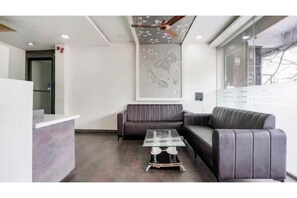 Lobby sitting area - Fabhotel Leo Pride (Chhatrapati Sambhajinagar)