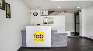 Una mesa de recepción con el logotipo de 'fab hotels'.