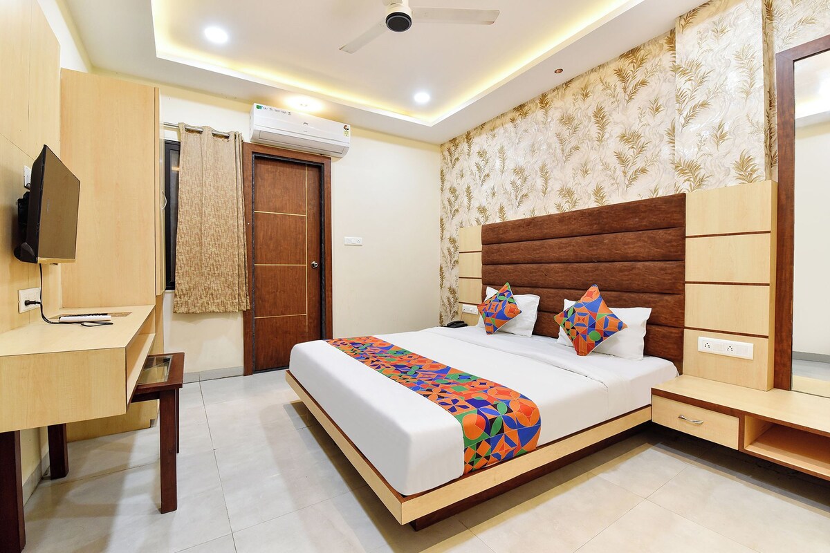 Deluxe Room | Egyptian cotton sheets, premium bedding, in-room safe, desk