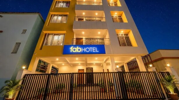 Un hotel de varios pisos con un llamativo letrero que dice 'fabHOTEL'.