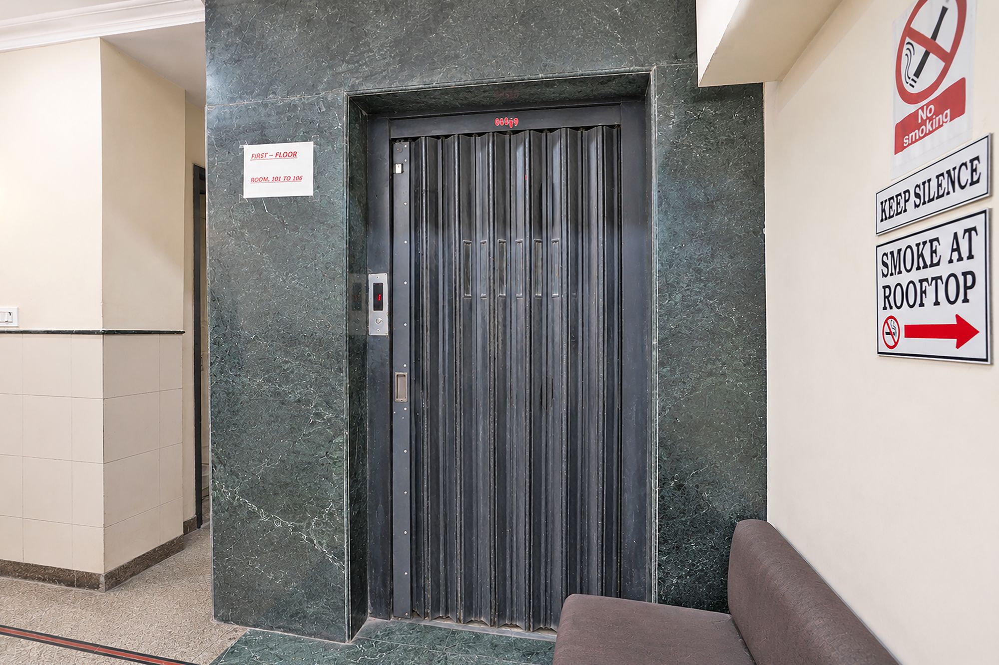 Una puerta con un cartel de 'No Smoking' y un cartel de 'Keep Silence', indicando una política de no fumar y silencio.