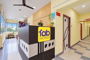 Una mesa de recepción de hotel con un letrero que dice 'fab hotels'.