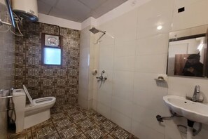 A bathroom with a toilet, shower, and sink. - Fabhotel Cozi Inn (Gurugram)