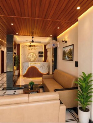 Reception - Fabhotel Shri Hari Villa (Varanasi)