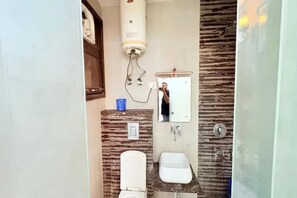 Un baño con inodoro, lavabo y espejo.
