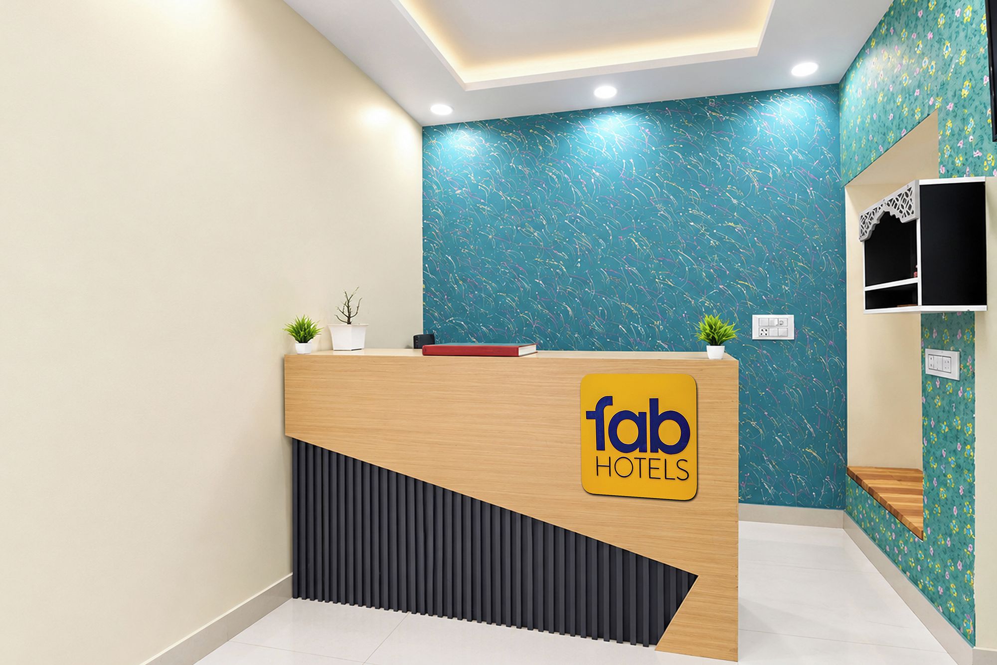 Un mostrador de recepción de hotel con diseño moderno, un logotipo y una planta en maceta.