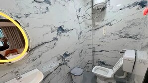 Bathroom - Fabhotel Ekta Inn (Chhatrapati Sambhajinagar)