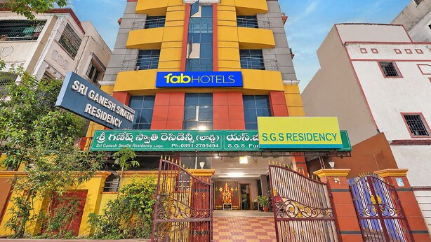 Un edificio de varios pisos con letreros que indican 'Sri Ganesh Swathi Residency' y 'Tab Hotels'.