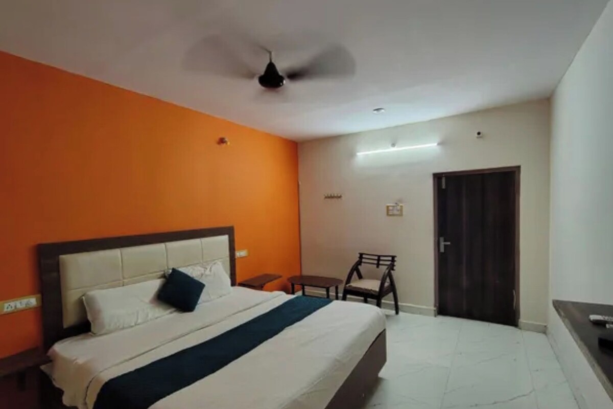 Deluxe Room | Egyptian cotton sheets, premium bedding, in-room safe, desk