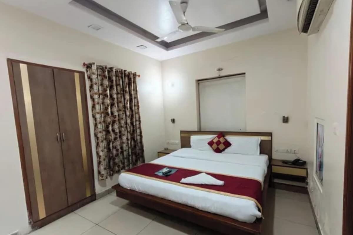 Deluxe Room | Egyptian cotton sheets, premium bedding, in-room safe, desk