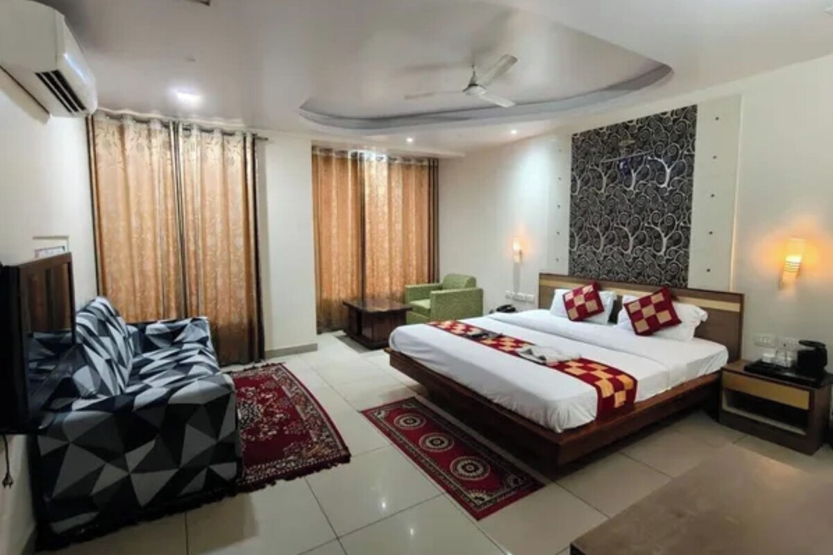 Egyptian cotton sheets, premium bedding, in-room safe, desk
