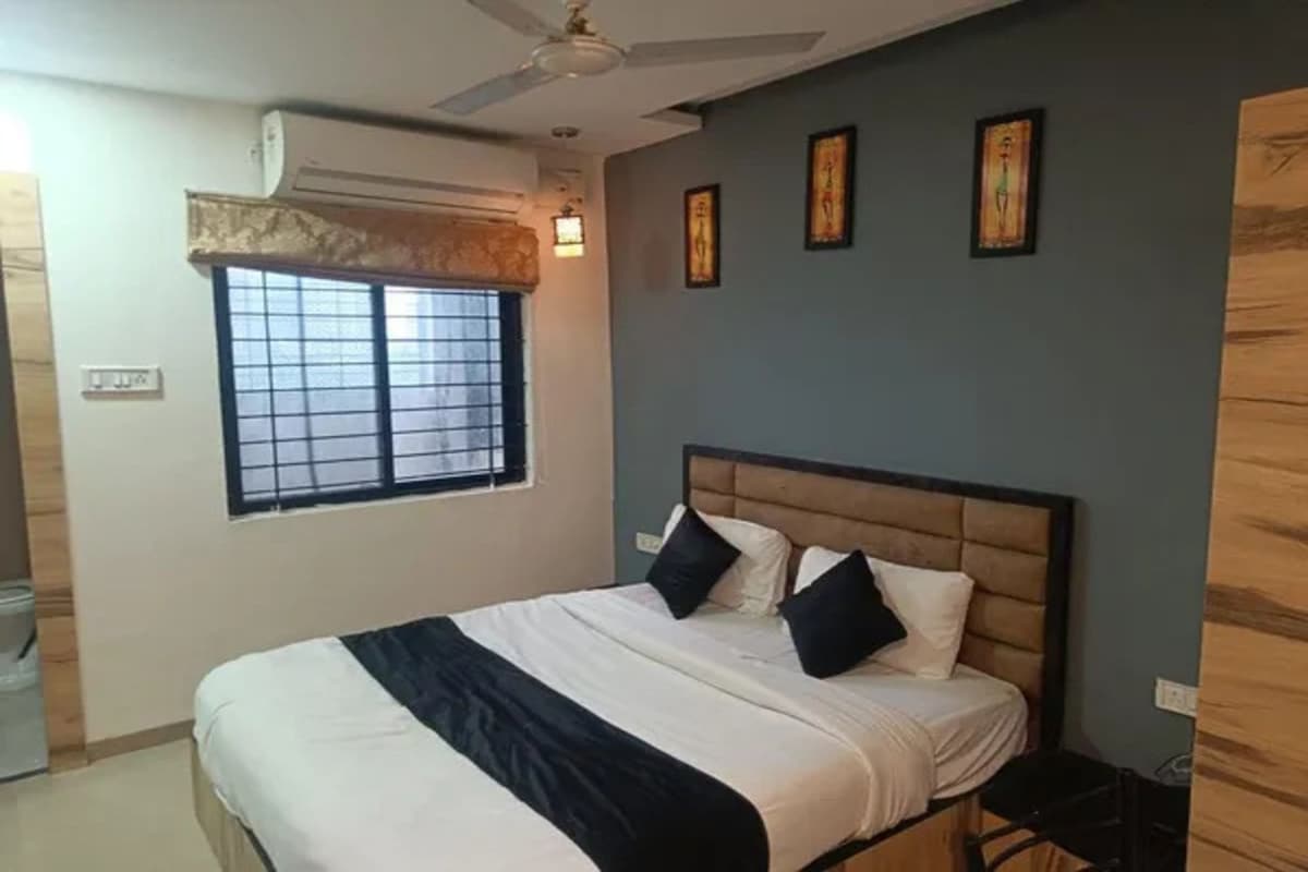 Un dormitorio con cama, ventana y ventilador de techo.