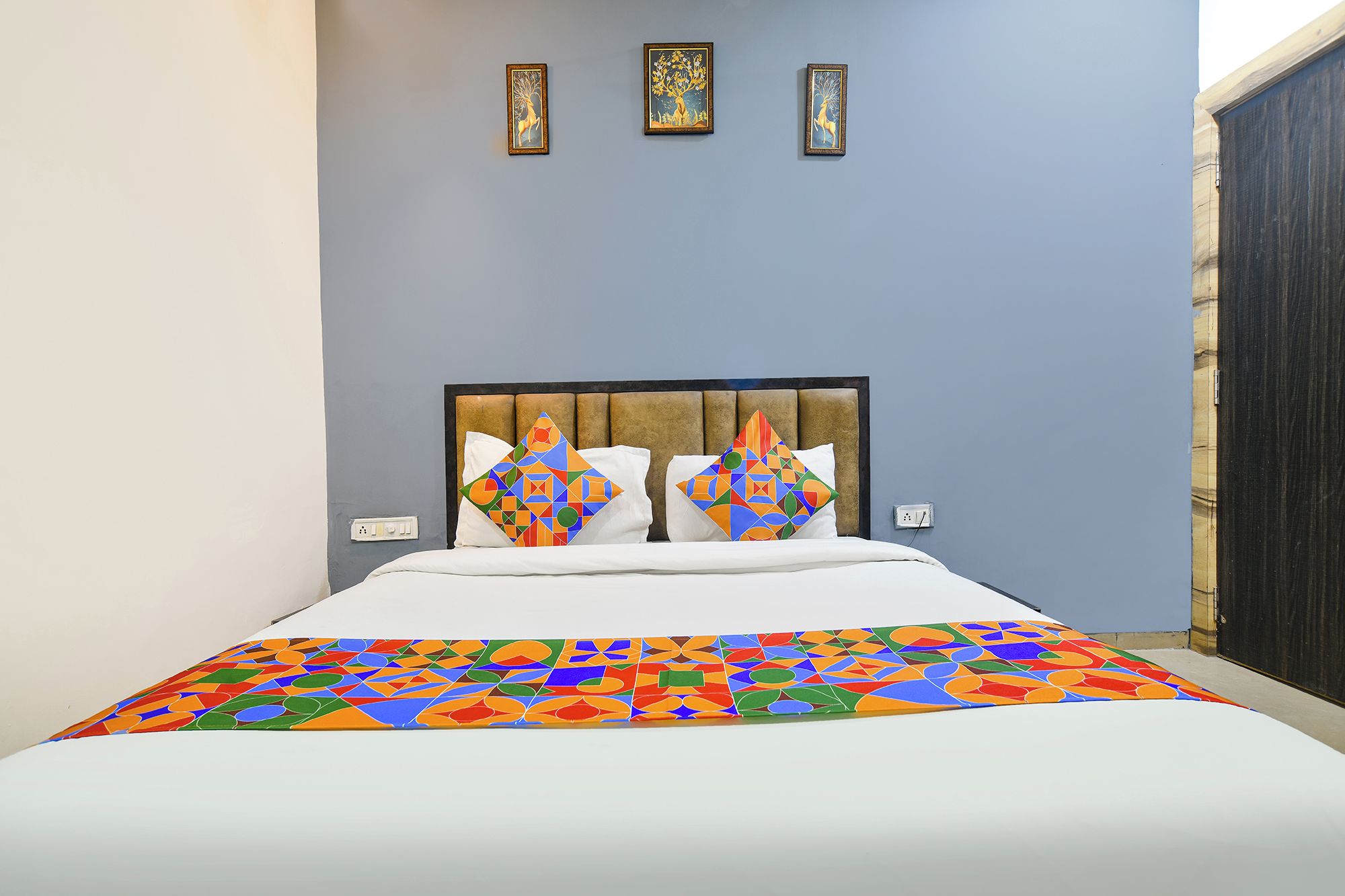 Egyptian cotton sheets, premium bedding, in-room safe, desk