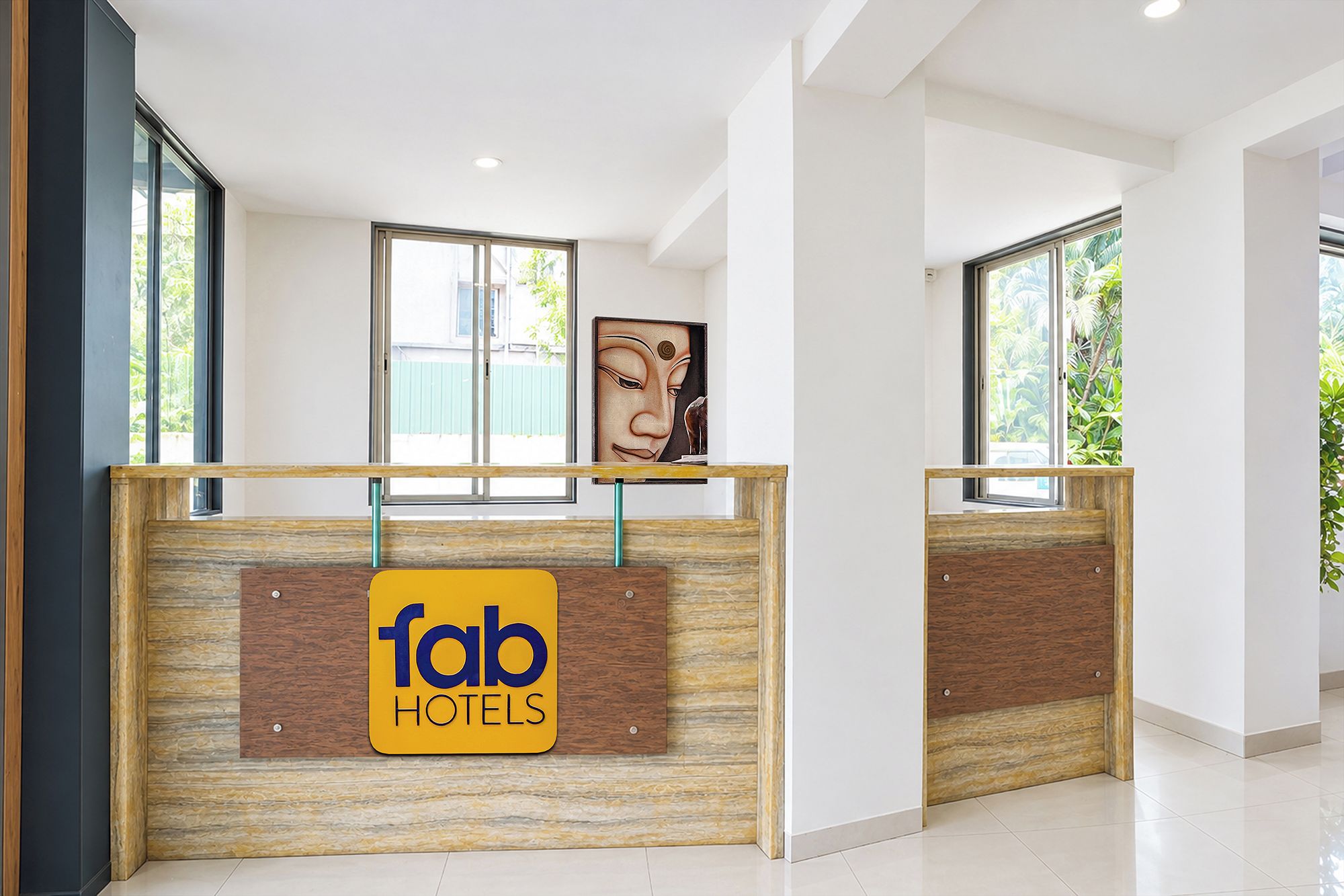 Una recepción con detalles de madera y un letrero de Fab Hotels.