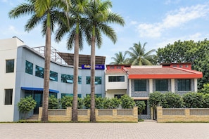 Front of property - FabHotel Sayba Lodging (Pune)