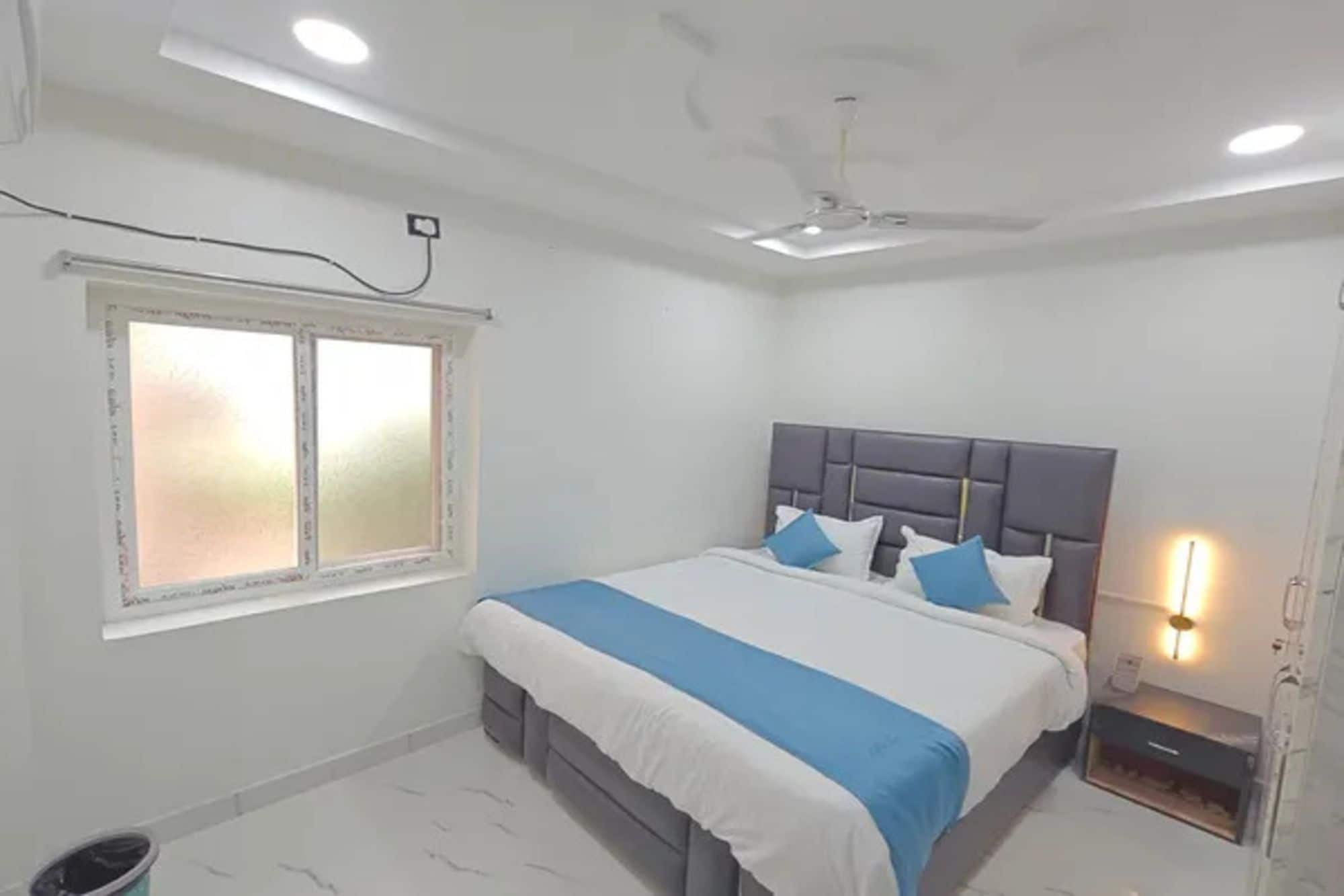 Egyptian cotton sheets, premium bedding, in-room safe, desk