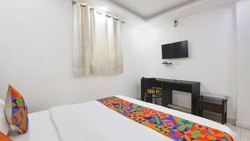 Deluxe Room | Egyptian cotton sheets, premium bedding, in-room safe, desk