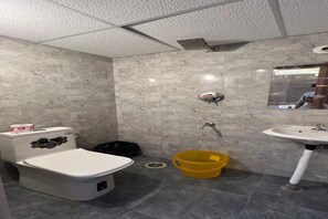 Ein Badezimmer mit Toilette, Waschbecken und Dusche.