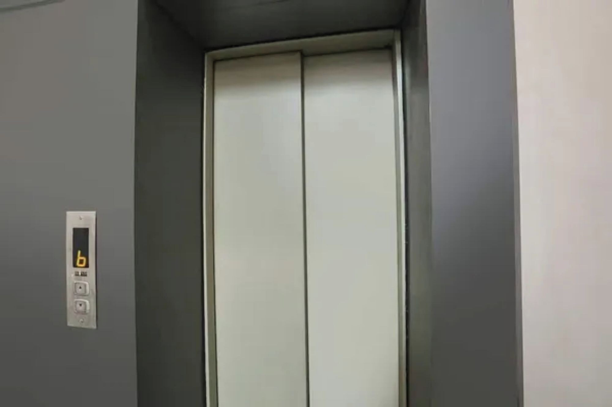 Un ascensor con una pantalla digital que muestra la letra 'b'.