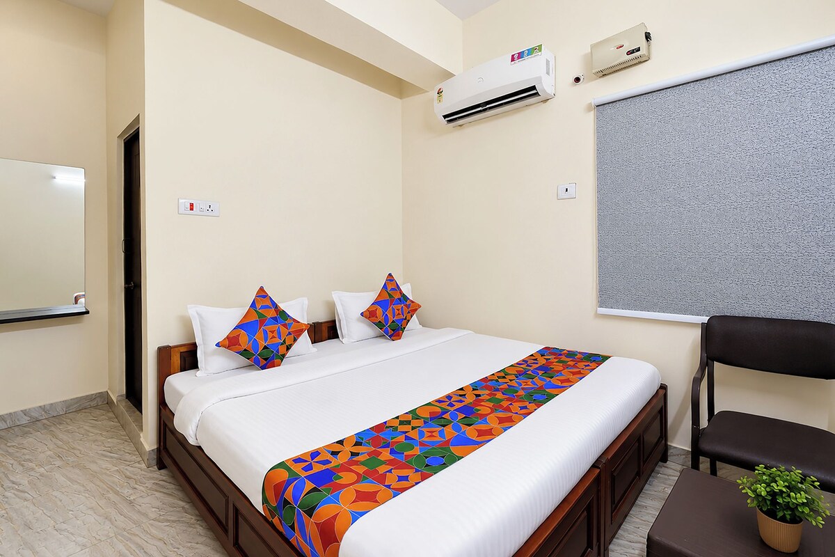 Egyptian cotton sheets, premium bedding, in-room safe, desk