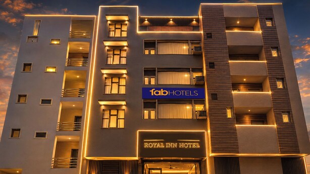 Un hotel de varios pisos con fachada moderna, balcones y un letrero destacado que dice 'fabHOTELS'.